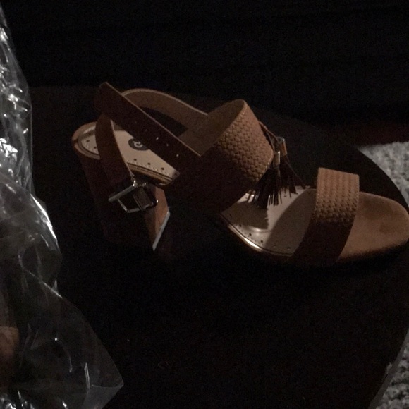 Brown tasselled sandals - Picture 4 of 7
